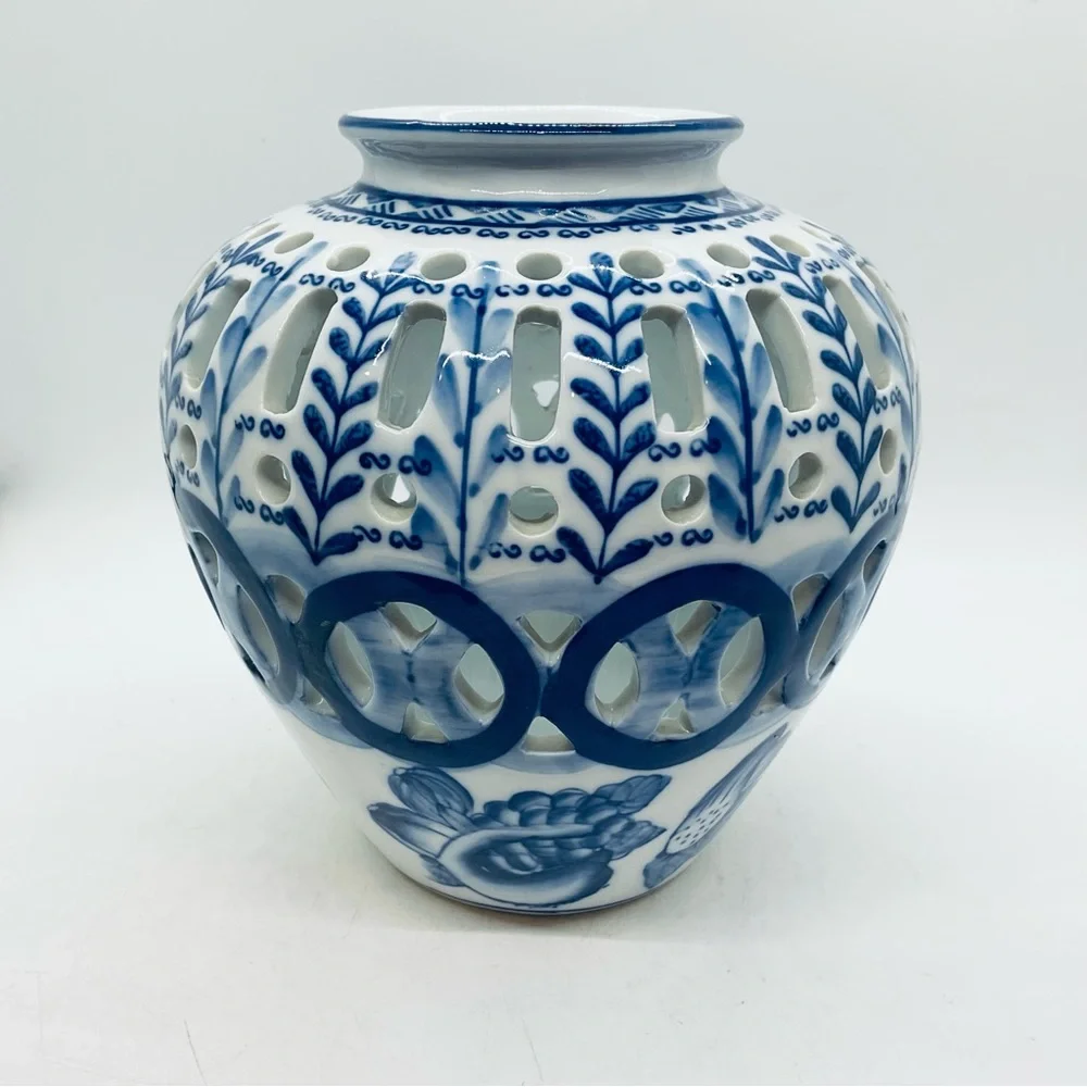 VTG Display Jar Blue&White Cut Out&Floral Leaf Design Ceramic 7” Tall China